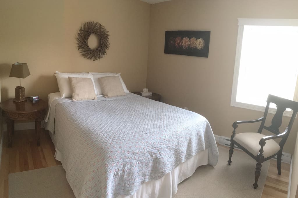 Master bedroom has 1 queen