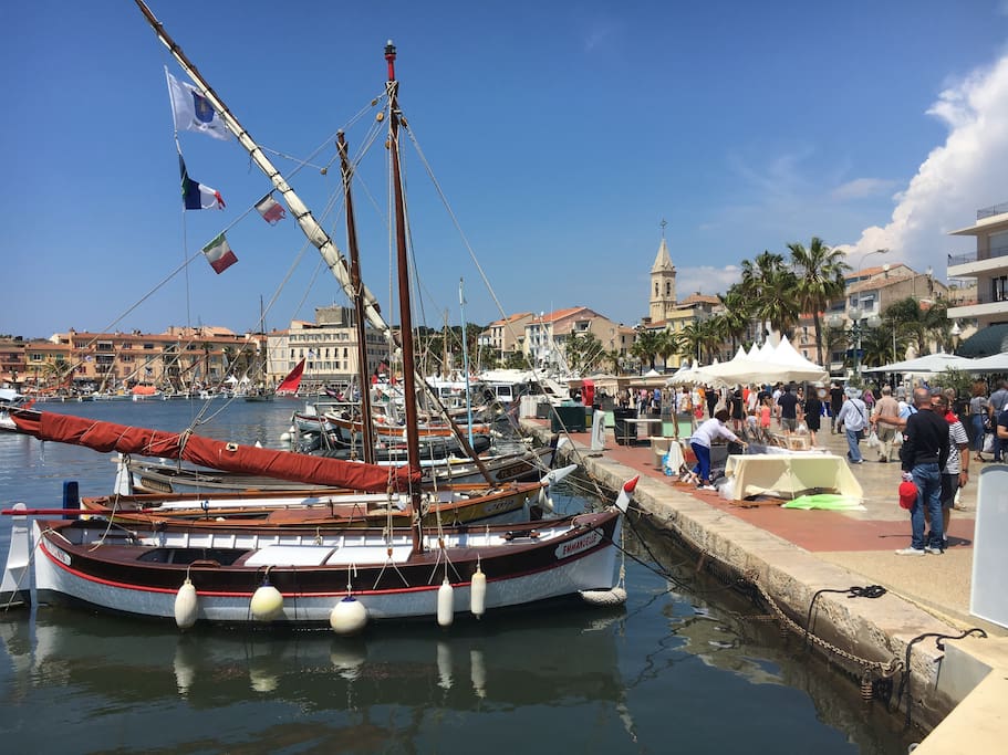 À 10 à pied du Marché provençale de Sanary récemment élu le plus beau marché de France.