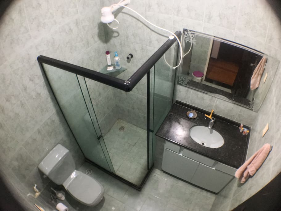 Baño compartido (cuartos 2 y 3) / Banheiro compartilhado (quartos 2 y 3) / Shared bathroom (bedrooms 2 & 3).