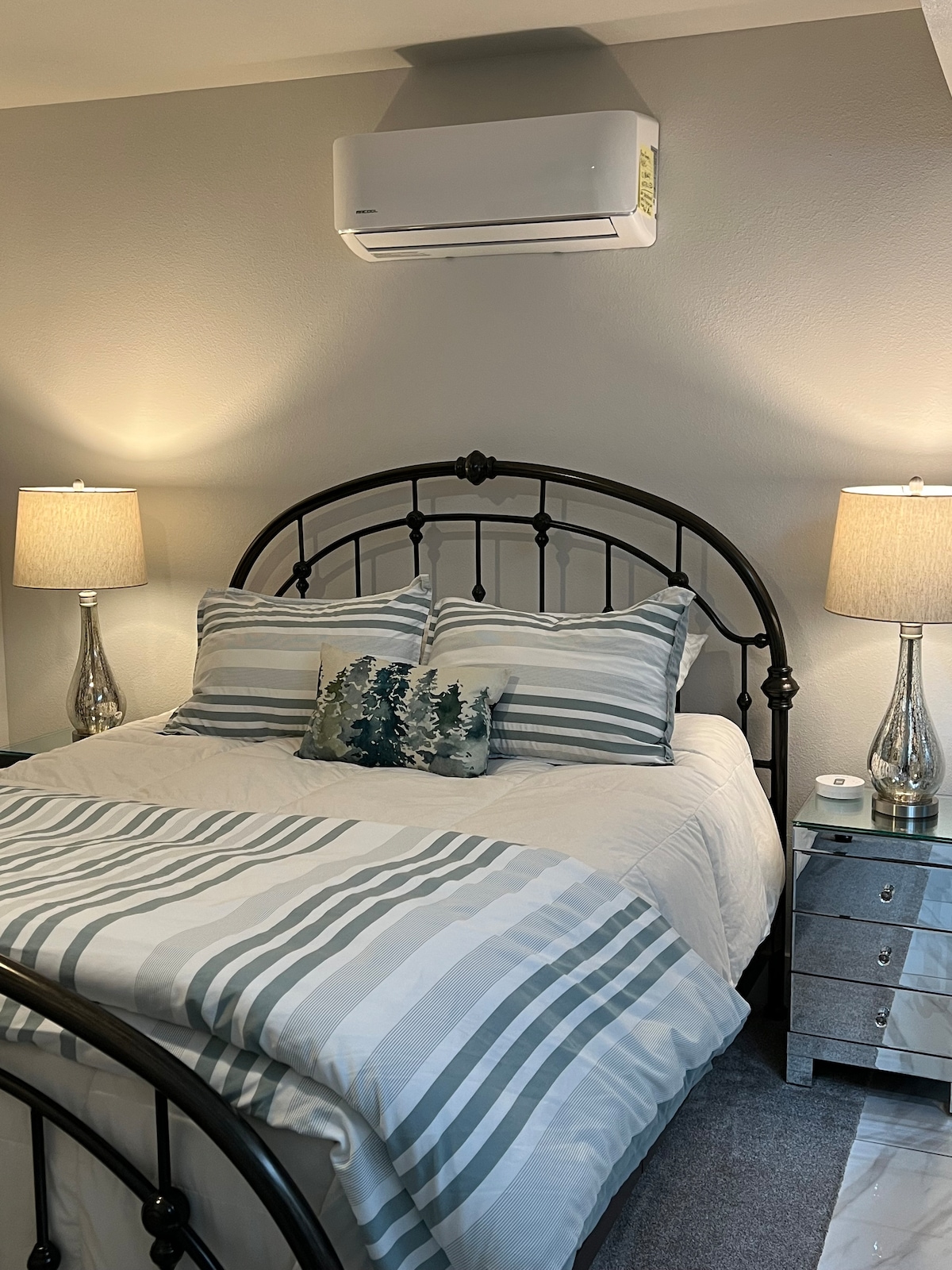 Bračni krevet (160x200), udoban krevet s novim madracem Helix Plus. 