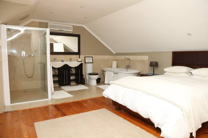 Main loft bedroom en-suite 