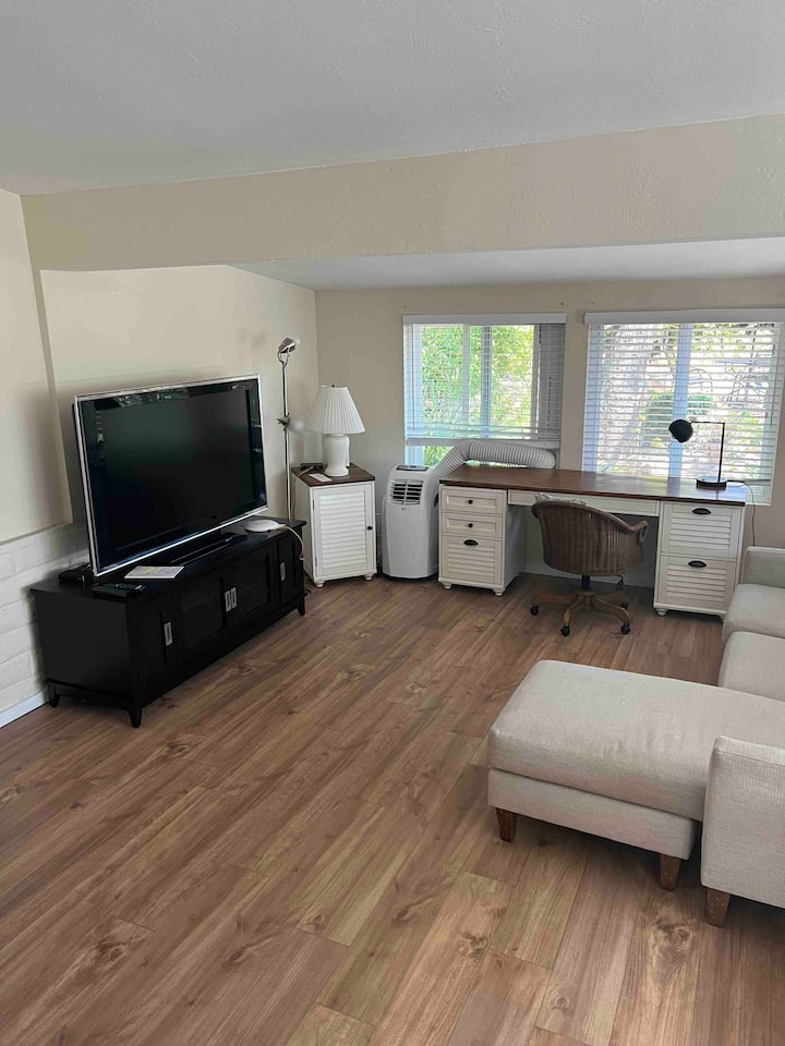 Cheerful 2 Bedroom 2 Bath Cottage With Fireplace - Santa Barbara, CA