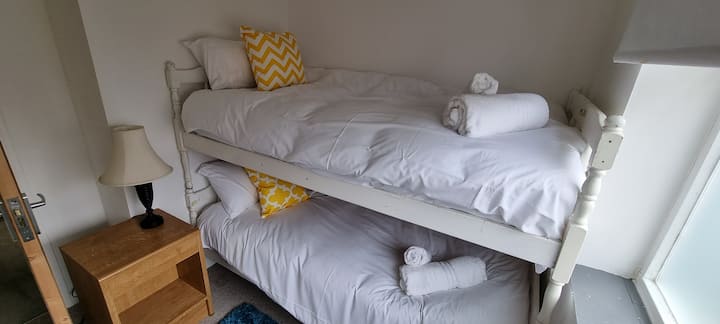 غرفة بطابقين ثانية ، لا يحتوي هذا السرير العلوي على درابزين للسلامة. 