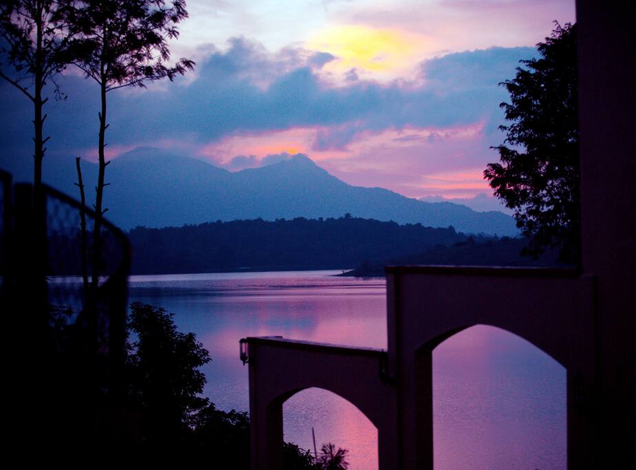 Amazing view to the lake and the Mountains.