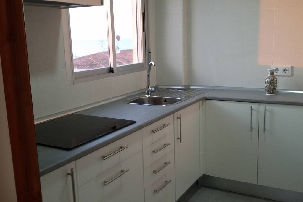 Cocina recién reformadas, con micorondas , placa vitrocerámica