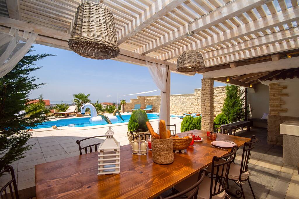 Outside dinning area with barbecue