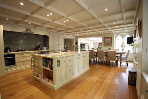 Luxury Thatched Cottage in the New Forest