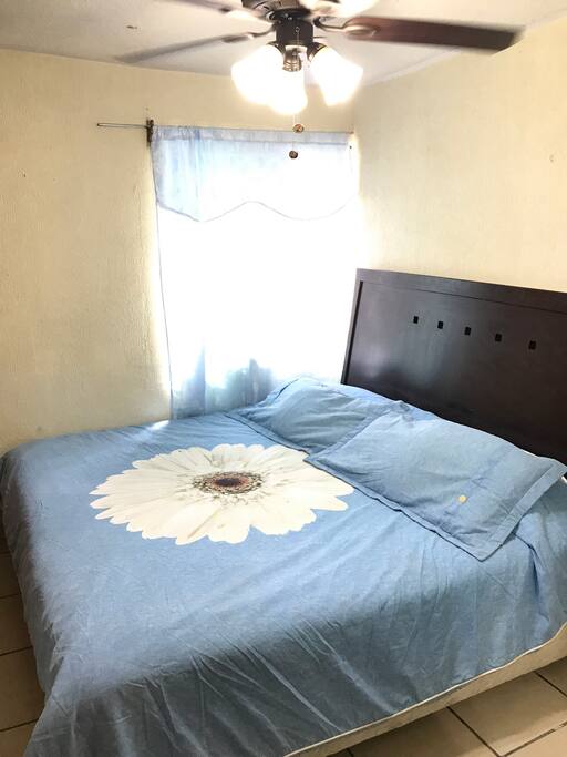 Recámara principal con cama King Size y ventilador de techo.
Sin aire acondicionado