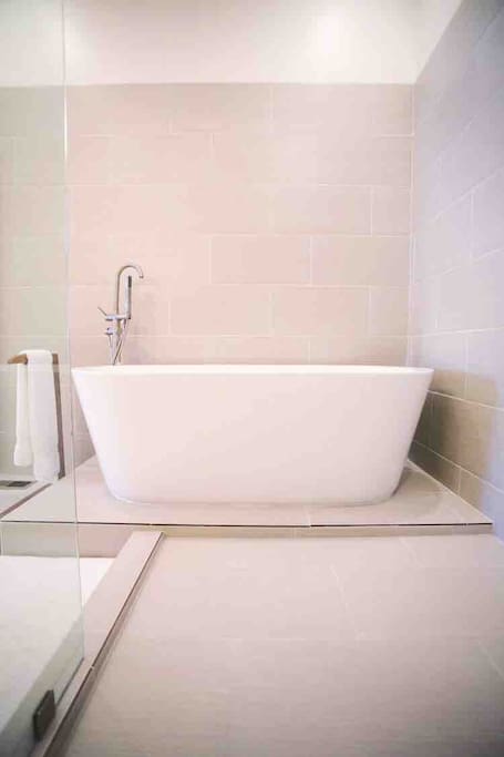 Bath tub big enough for two :)