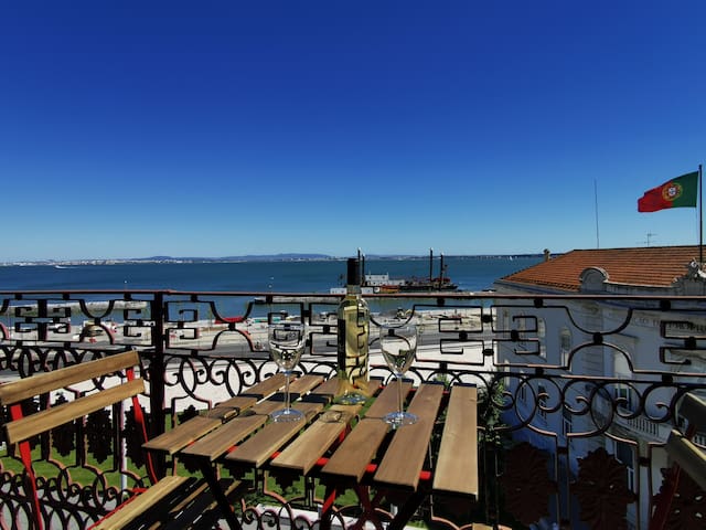 Your balcony by the river 3BR+2Bath+Elevator+AC