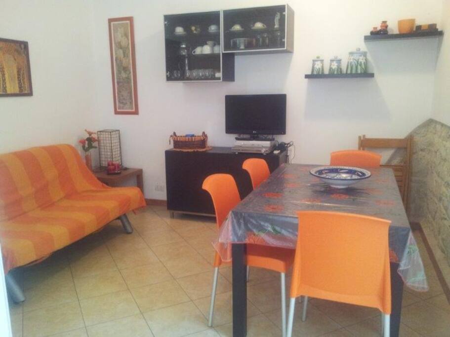 Salotto con divano letto, tavolo da pranzo e TV