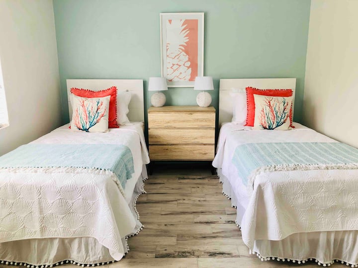 שתי מיטות זוגיות XL בחדר השינה של האורחים. אם תרצו שהחדר יסודר מחדש לזוג, ספרו לנו על כך. יש לנו ערכת המרה ואנחנו יכולים לארגן מחדש בשמחה כמלך. 