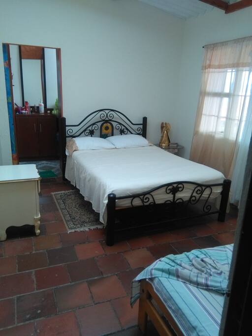 Alcoba principal con cama doble y una sencilla, baño privado con closet