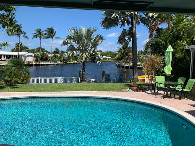 “Super Paradise” Pool, Tiki-Hut and Waterview! gallery image 2