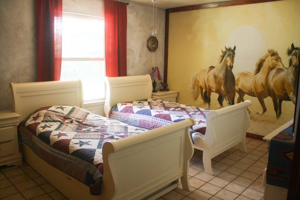 Guestroom with 2 twins and 1 pullout bed
Gaestezimmer mit Ausziehbett