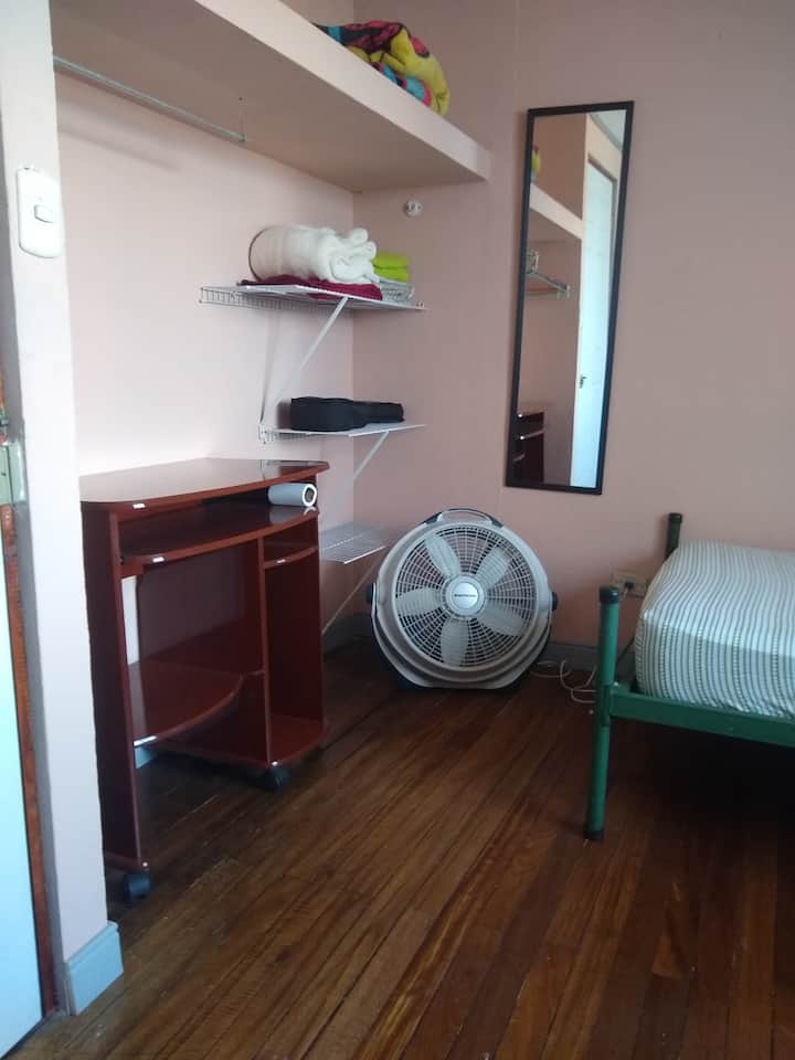 Снабдување со електрична енергија и складирање на облека 