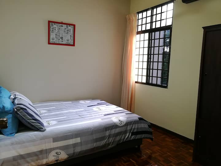 Dormitorio 2 con armario y aire acondicionado.