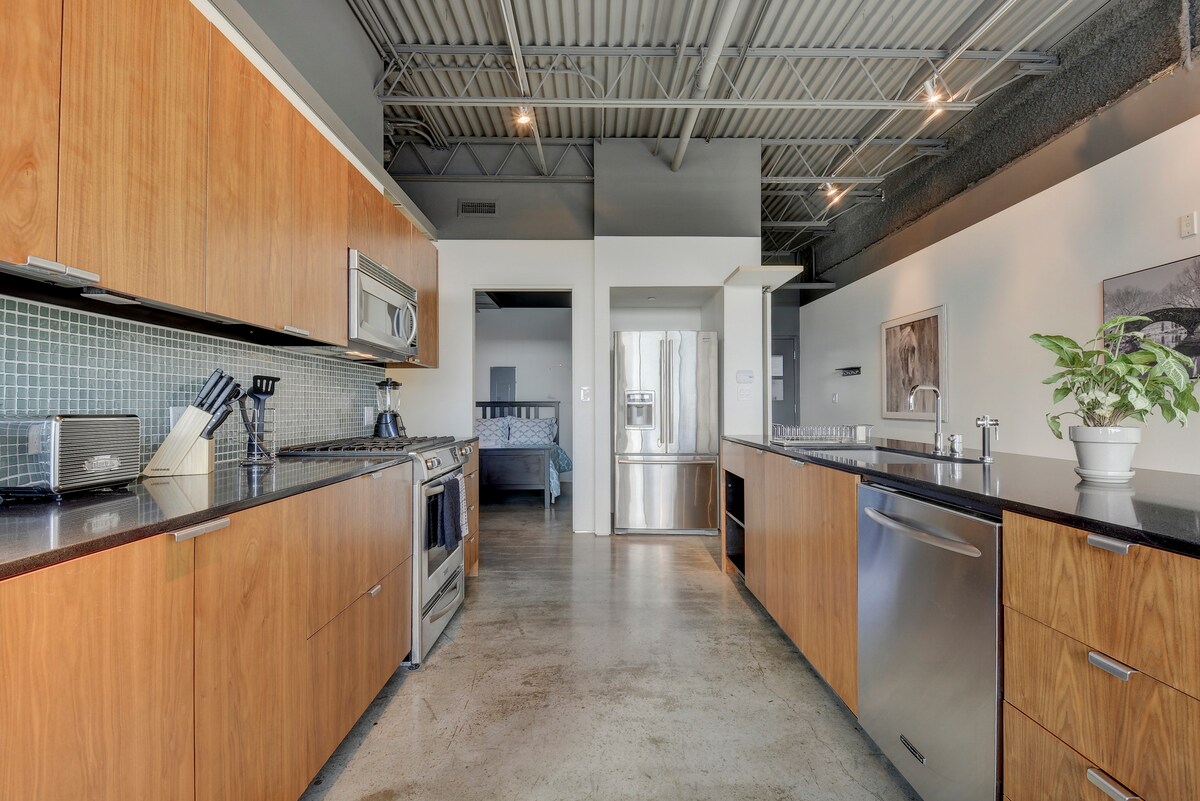 Stay on 6th Street | Walk to Convention Center