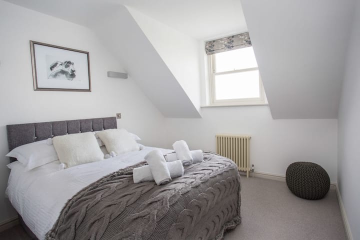 Нашата двойна спалня на втория етаж. Тази стая има изглед към океана.