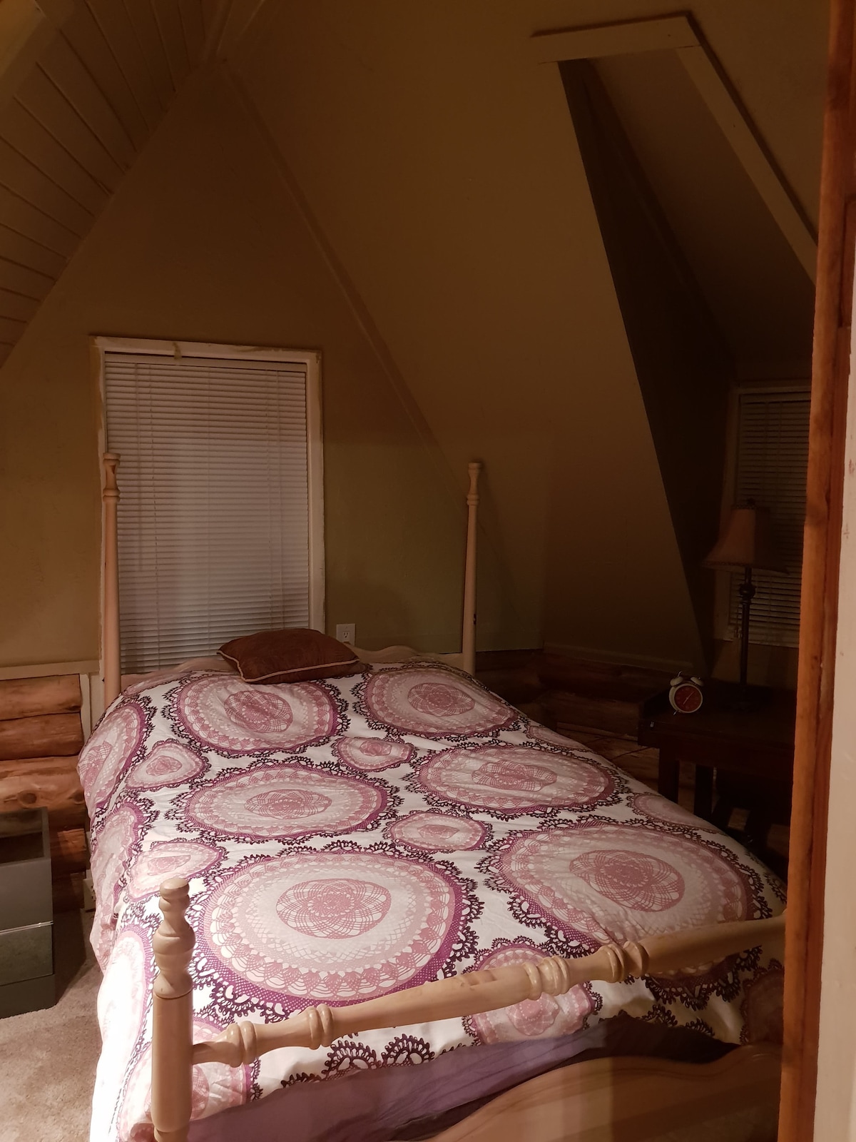 Druga spavaća soba. Krevet pune veličine, komoda, prozori pune dužine iznad stražnjeg vrta i ognjišta. Televizor od 27 inča s DVD playerom. Radni stol i stolica. 

Izvorna spavaća soba u kabini šarmantna krovna linija i prozori s bračnim krevetom