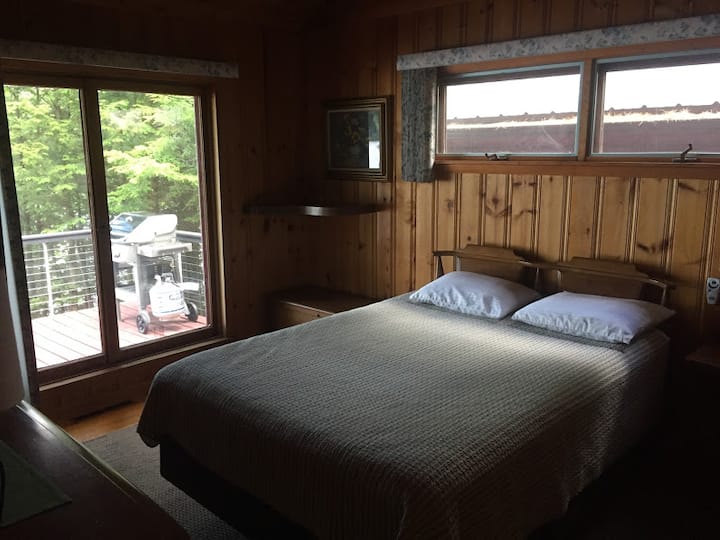 ห้องนอนใหญ่ - เตียงควีนไซส์และห้องน้ำเต็มรูปแบบ