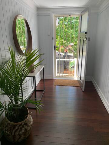 Charming 1920 4Br freestanding Plantation Qldr. gallery image 3