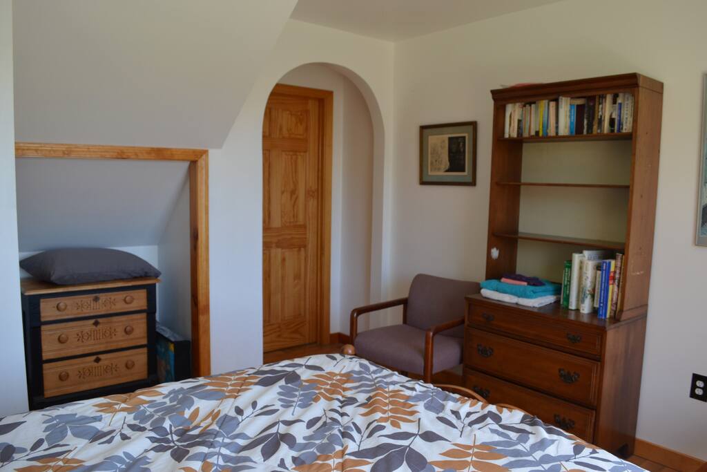 Pretty archway leading into the room