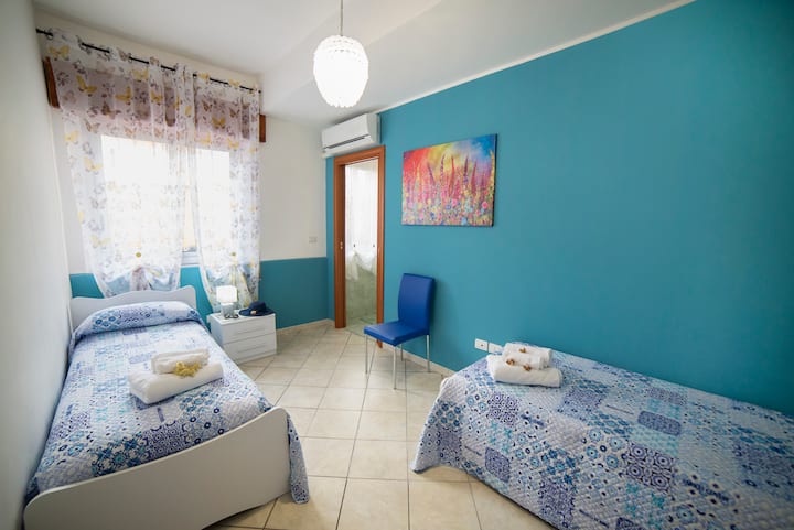 Dormitorio con 2 camas individuales
