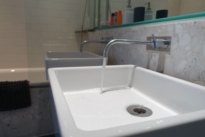 Spacious Soho 3 Bedroom apt & balcony gallery image 3