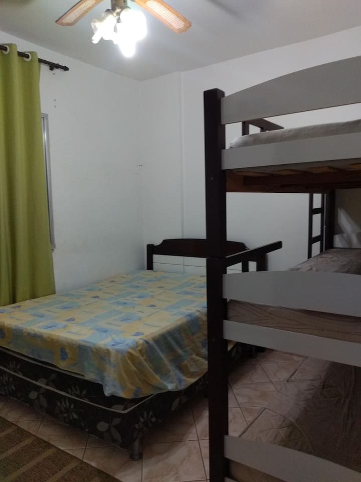 Quarto com cama de casal, Treliche e Fan de Teto