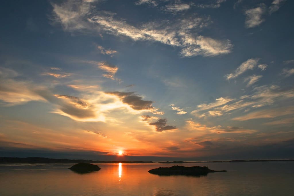 Sol i hav med fjorden imellom