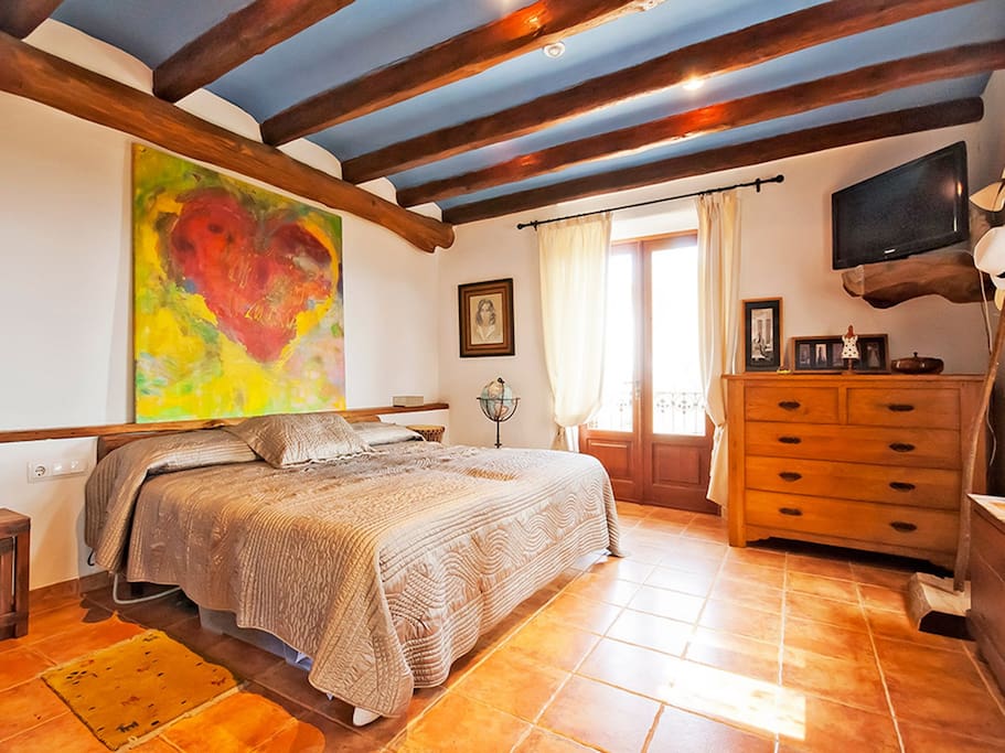 Dormitorio princpal "Corazón" con cama doble, baño ensute y terraza.