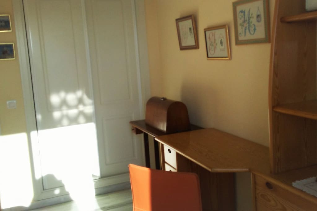 Habitación: escritorio y armario