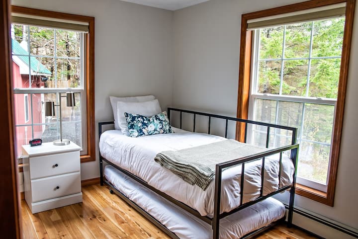 1st floor bedroom with a trundle bed (2 twins)