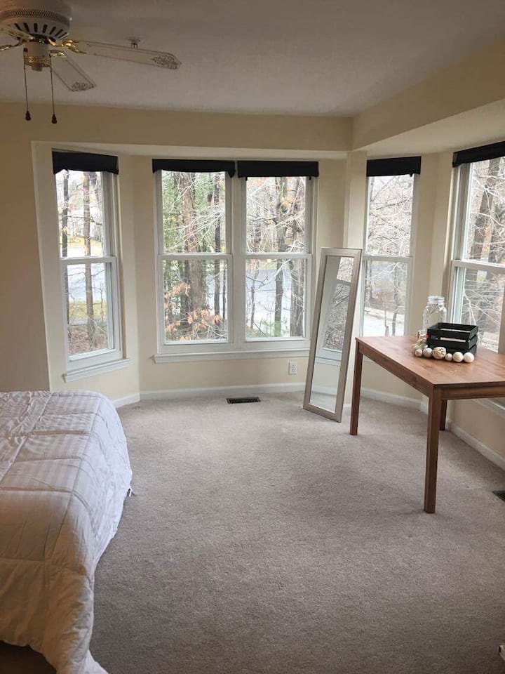 Wfh Oasis, Shared Bathroom W/ 6 Screen Desk - Columbia, MD