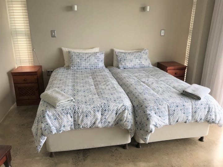 Beide slaapkamers beneden komen uit op een voordek boven de zee en hebben een eigen badkamer