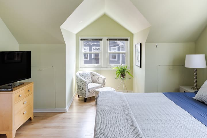 Huge Sunlit Gem, Free Parking, No Cleaning Fee gallery image 2