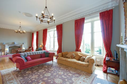 Popular Airbnb listing: Spacious Historical Apartment near Edinburgh in Fife