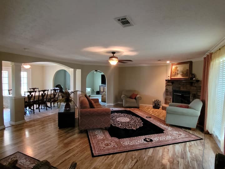 Sunset Summit A Spacious, Country Home W/ Hot Tub - Arkansas