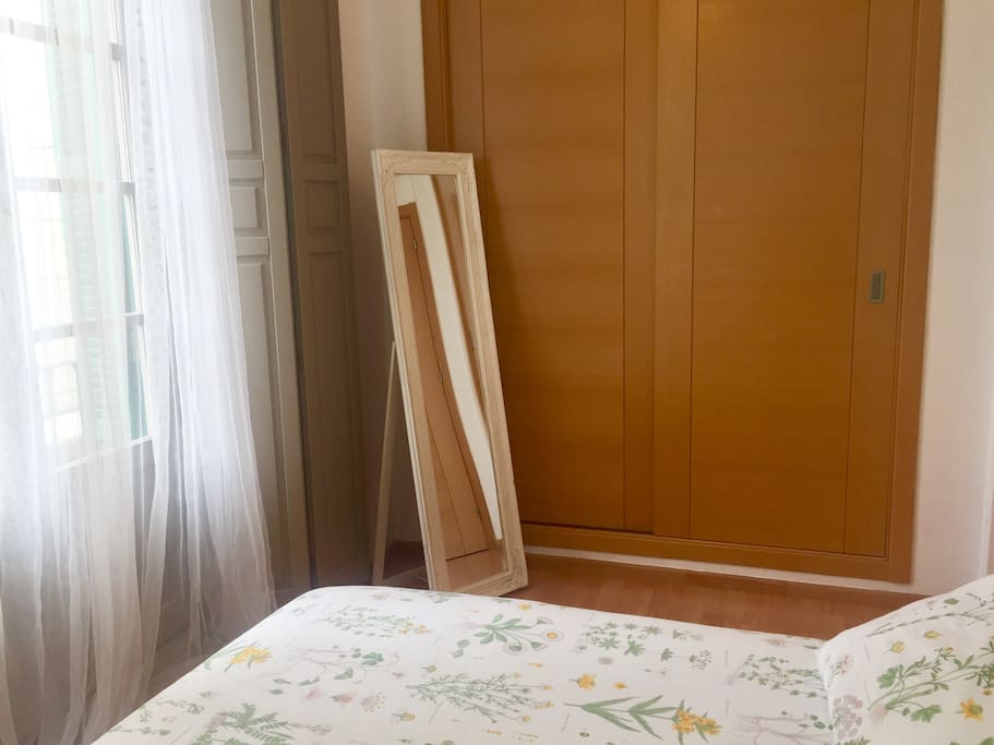 Gran armario y aire acondicionado en habitación principal.