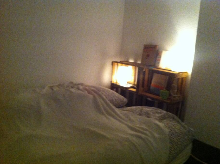Das Schlafzimmer teilt sich in "oben" und "unten". Schlafen würdest Du in der "zweiten" Etage. Das "Hochbett" bietet mit über 6m^2 wirklich viel Platz. Selbstverständlich bekommst Du frisches Bettzeug von mir. "Unten" hast Du genug Abstellplatz für dein Gepäck, den Wäscheständer usw. Du findest im Schlafzimmer auch noch eine single-Gästematratze.