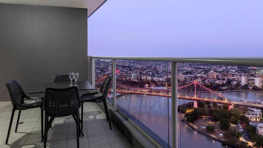 2BR WITH VIEWS OF THE FAMOUS HOWARD SMITH WHARVES gallery image 5