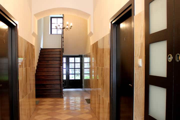 OLD TOWN STUDIO 5 min walk > MAIN train/bus/square