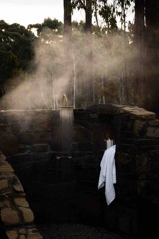 The Voyager – Luxury Waterfront Cabin gallery image 3