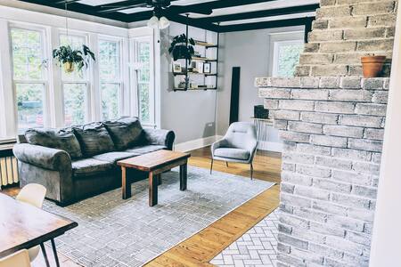 Updated Green Minimalist 2 Bedroom Central Albany