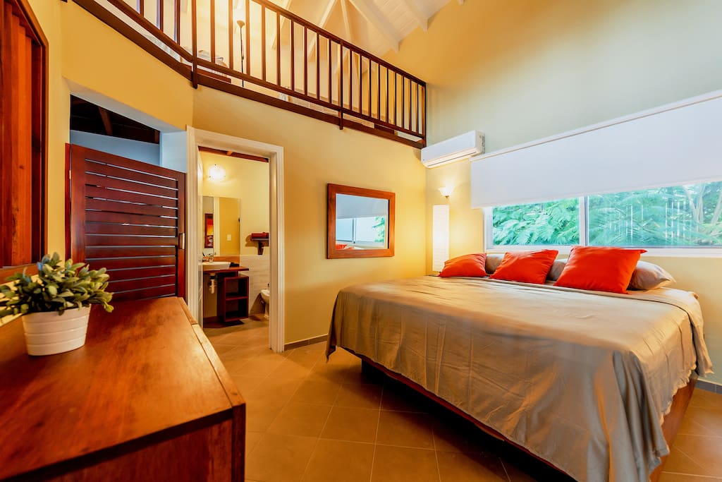 Master Bedroom w/en-suite Bathroom & Super King Bed