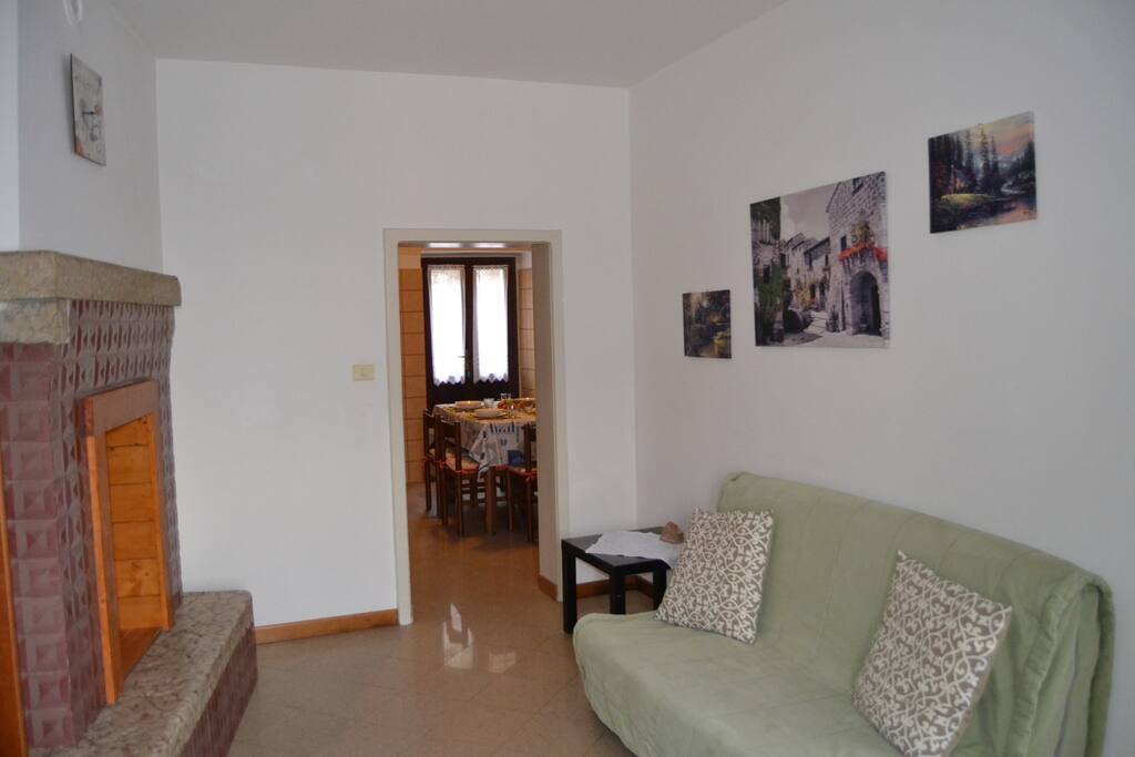 sala con tv wifi libero e divano letto matrimoniale, vista sulla piazza e balcone