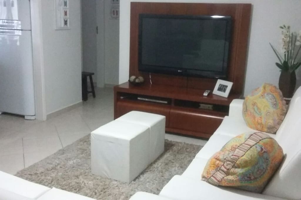 Foto da Sala, com TV, Ventilador,WiFi, entrada para antena da SKY,