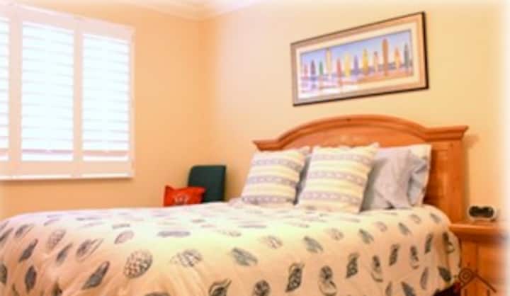 A very nice private guest bedroom has a very comfortable bed. After a day on the beach or enjoying the local attractions and activities this is a quiet place to sleep. Enjoy some time relaxing in a queen size bed watching TV. Window faces north.