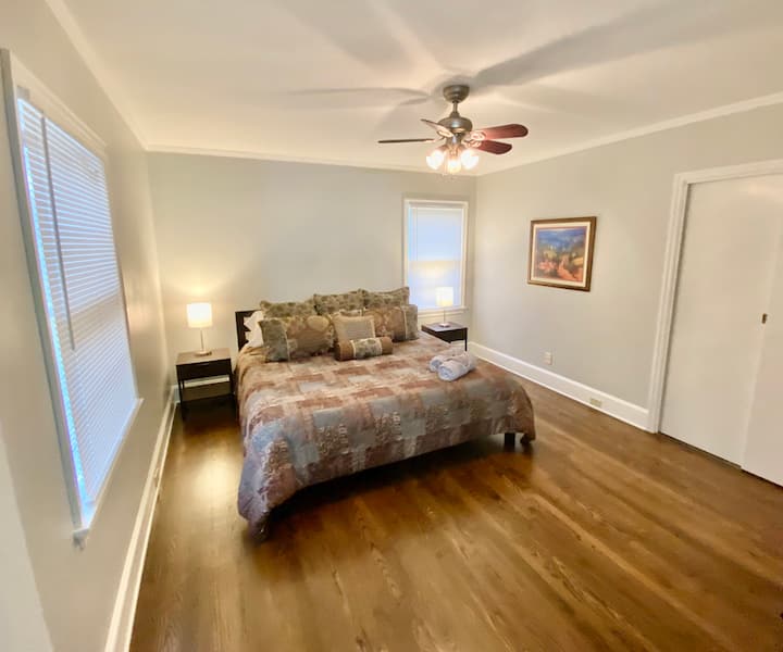 Veľmi pohodlná manželská posteľ King v hlavnej spálni